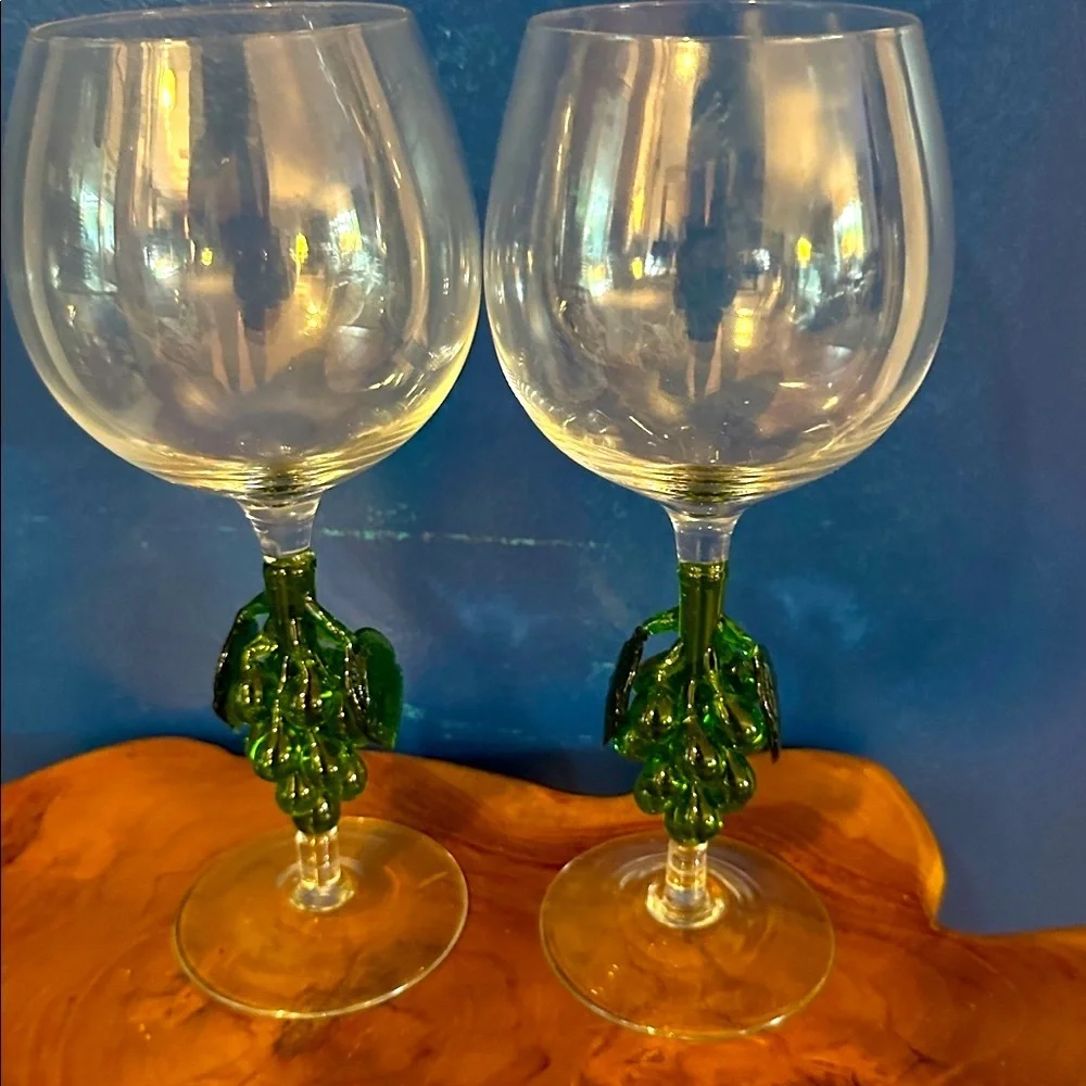 Set of 2 Elegant Wine Glasses with Hand Blown Glass Green Grape Stems